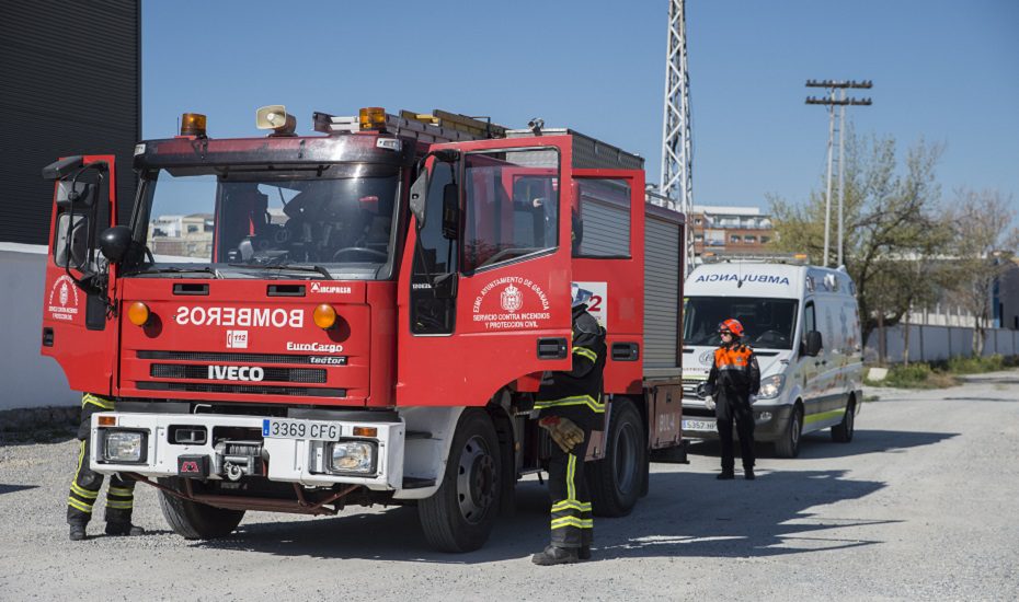 Evacuado al hospital un hombre tras un incendio en Granada capital