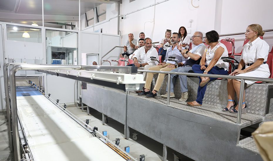 Fernández-Pacheco destaca en Conil que la pesca artesanal “aúna tradición e innovación” y genera oportunidades de futuro