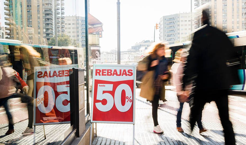 Empleo inicia la inspección en rebajas de verano para proteger los derechos del consumidor