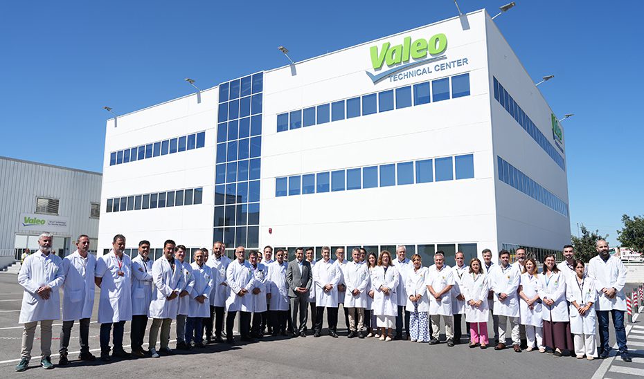 Moreno visita la fábrica de Valeo en Martos, referencia mundial para la industria de la automoción y electrificación