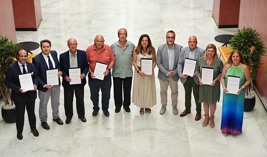 Junta y enseñanza concertada firman el acuerdo que amplía la plantilla de la red en 158 docentes más