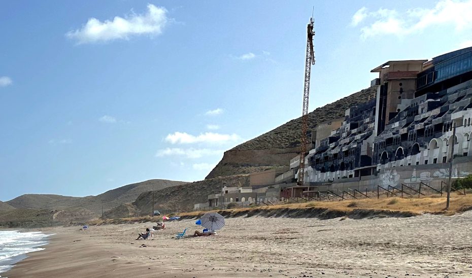 La Junta se persona en el proceso expropiatorio del Algarrobico tras más de cinco meses sin recibir información por parte del Ministerio