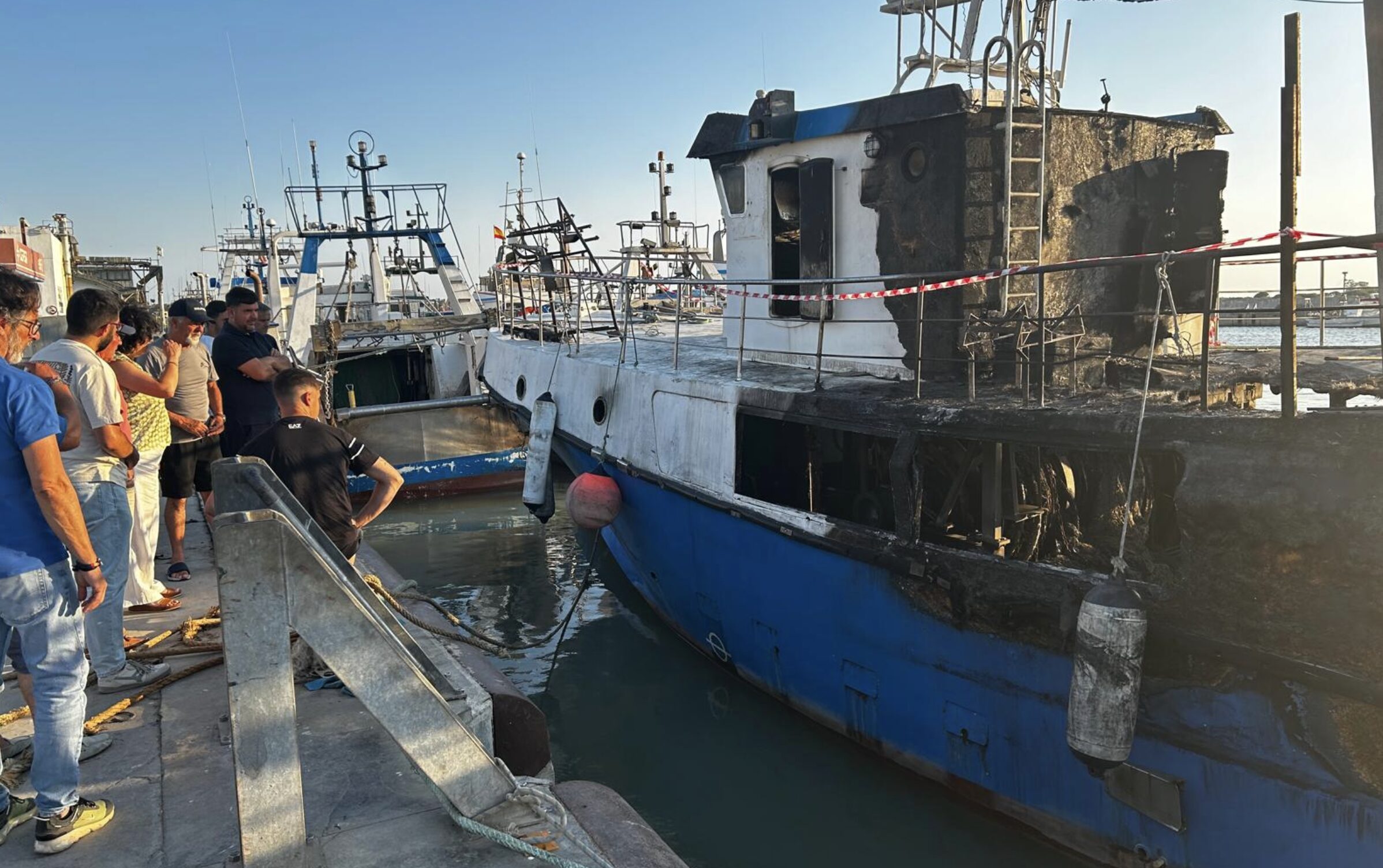El Ayuntamiento respalda a los diez marineros afectados por el incendio del pesquero