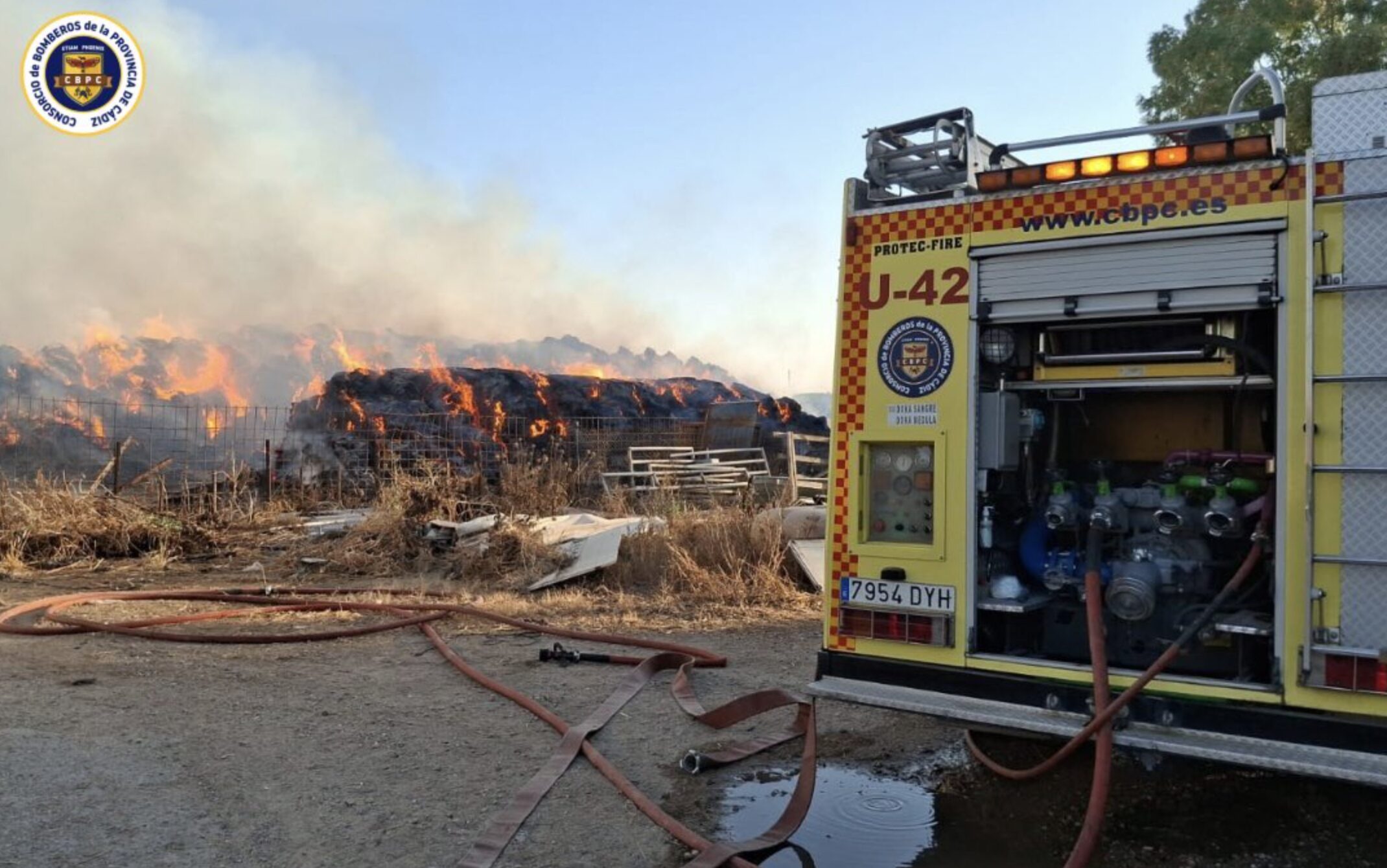 El incendio de una nave de alpacas movilizó a bomberos de Sanlúcar, Jerez y El Puerto