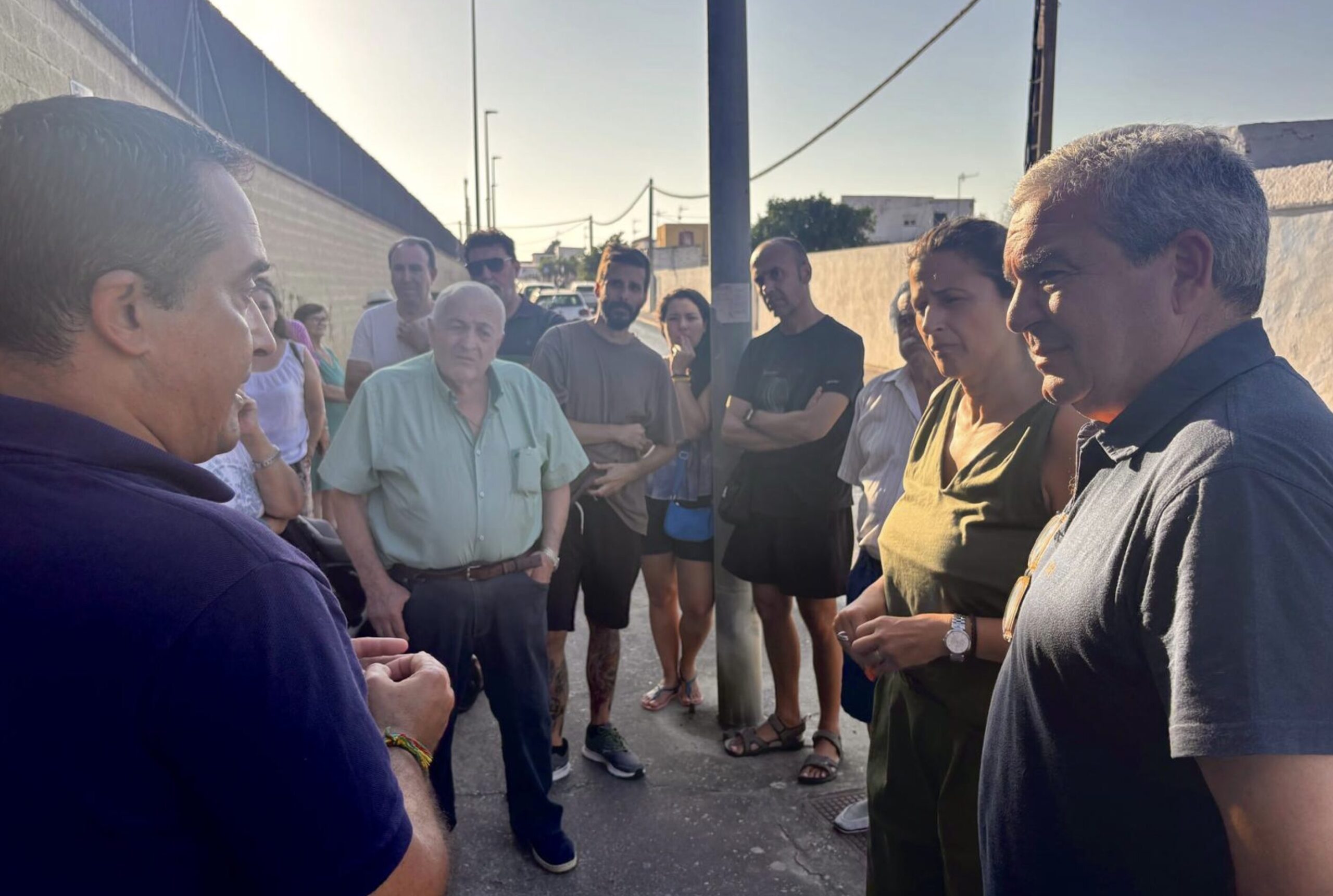 El PP pide a Álvarez "que pise la calle" y denuncia el estado de la avenida de los Santos, junto al cementerio