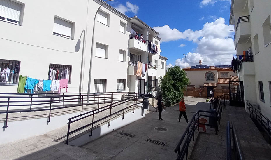La Junta rehabilita por más de un millón de euros las 48 viviendas públicas de Padre Llanos en Guadix