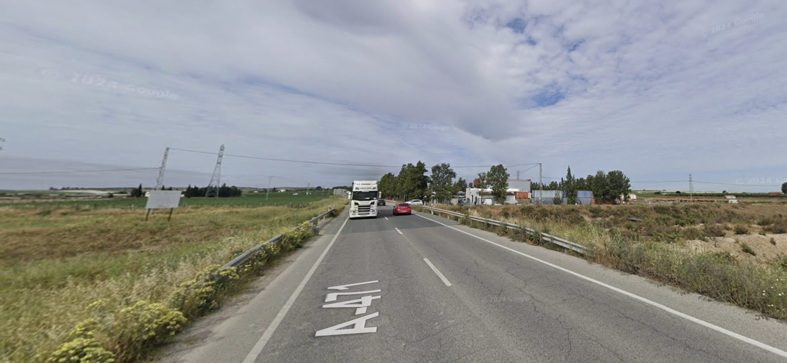 La grave colisión entre un turismo y un camión corta la A-471 entre Trebujena y Lebrija