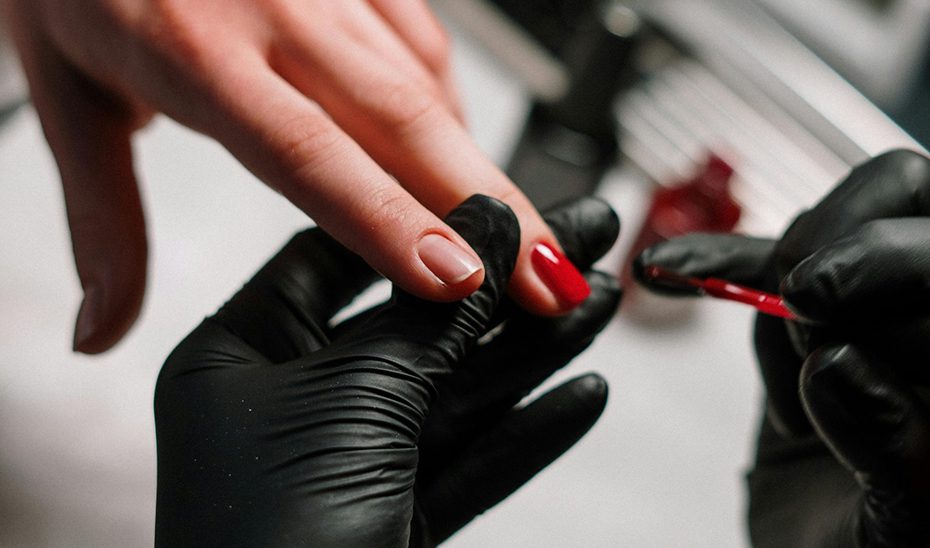 Consumo aconseja conocer la composición de esmaltes y geles tras el veto de sustancias nocivas