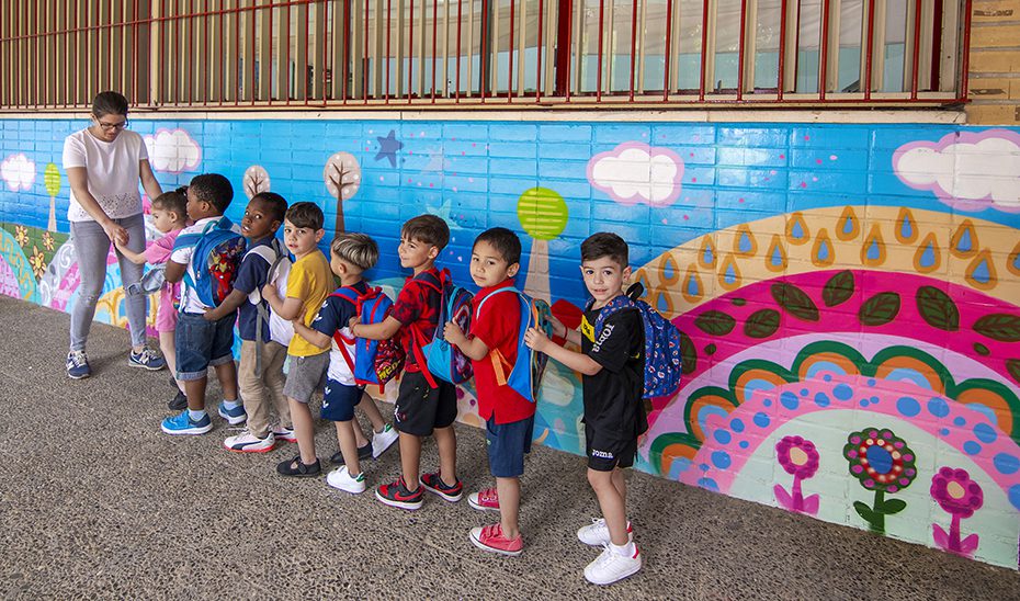 Más de 700.000 escolares de Infantil, Primaria y Educación Especial comienzan mañana el curso en Andalucía