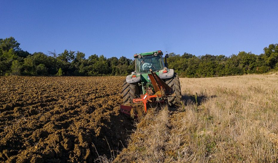 Muere un anciano en un accidente con su tractor en Álora (Málaga)