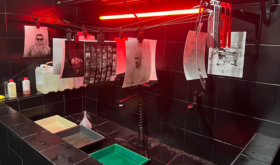 El CAF inaugura su laboratorio de revelado y positivado de imágenes con ‘El cuarto oscuro’