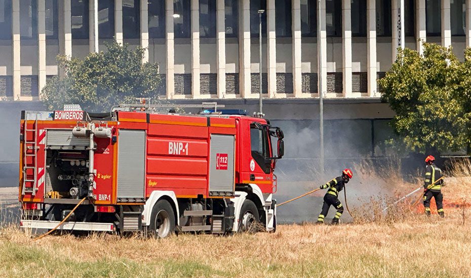 Bomberos trabajan en la extinción de un incendio en una fábrica en Burguillos