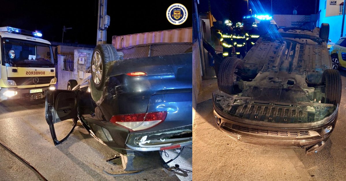 Un coche vuelca en la Avenida de los Santos, previsiblemente por exceso de velocidad