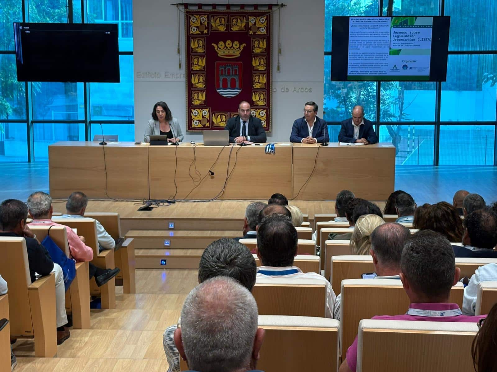 Más de 220 personas asisten en Arcos a una jornada sobre legislación urbanística organizada por la Diputación y la Junta