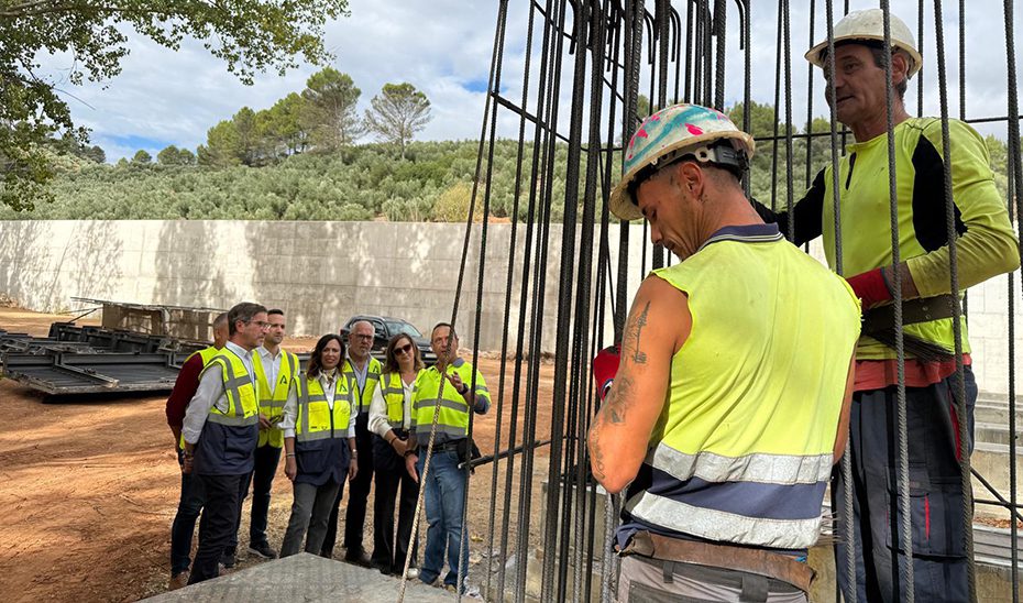 La Junta avanza en el puente del Aguadero de Jaén con la instalación de siete vigas de la segunda estructura