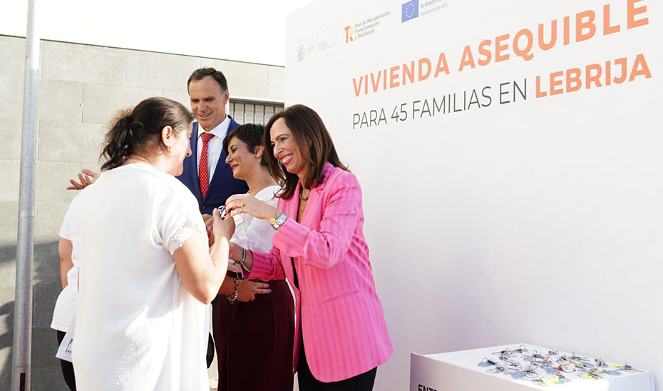La Junta entrega las llaves de 45 viviendas protegidas en régimen de alquiler en Lebrija