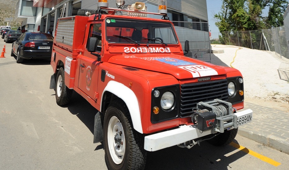 Desalojadas veinte viviendas por el incendio en una cochera en Monachil