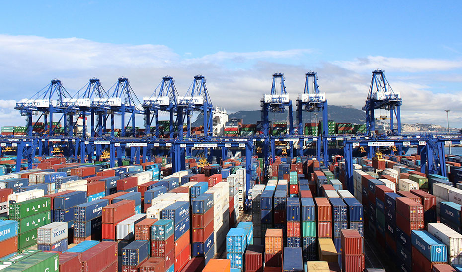 Andalucía exporta 27.057 millones hasta agosto, con superávit en su balanza comercial con el exterior, frente al déficit de España