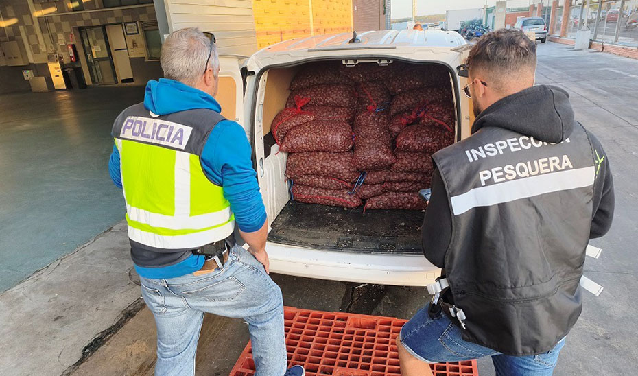 1761228397062InspeccionPesquera.jpg Inspección Pesquera de la Junta y Policía Nacional intervienen 1.600 kg de almeja japonesa sin garantía de seguridad alimentaria