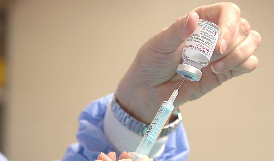 1622202186933VacunasCovid_Estandar.jpg Sanidad comienza a vacunar frente a la gripe y la covid-19 a mayores de 60 años
