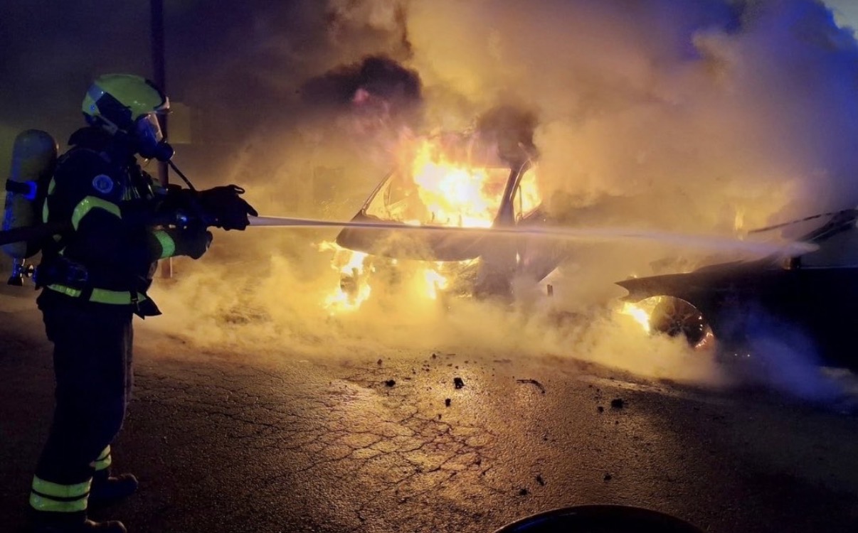 Aparatoso incendio de dos vehículos de madrugada frente a Las Dunas