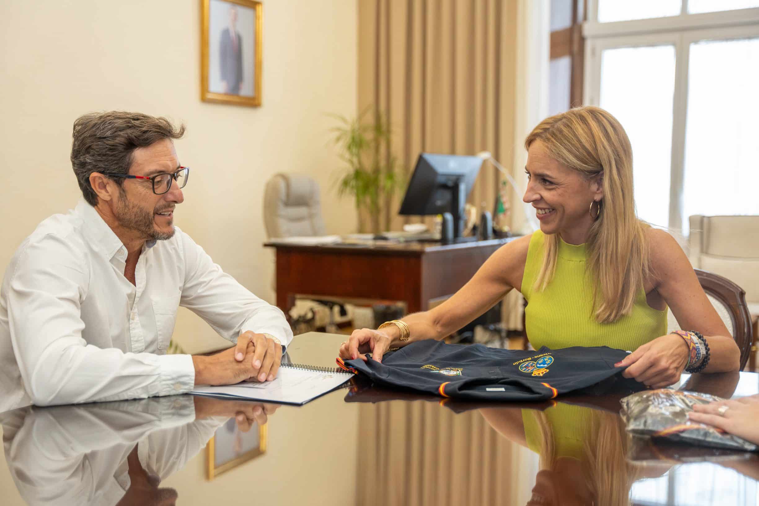 La presidenta de la Diputación se reúne con el Real Club Náutico de Sanlúcar tras la renovación de su directiva