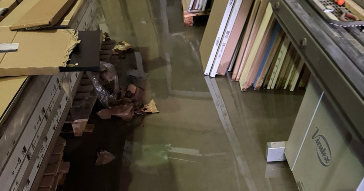 VOX lamenta que Carmen Álvarez “llegue tarde” al Parque Las Dunas, con comercios inundados “por su nefasta gestión”