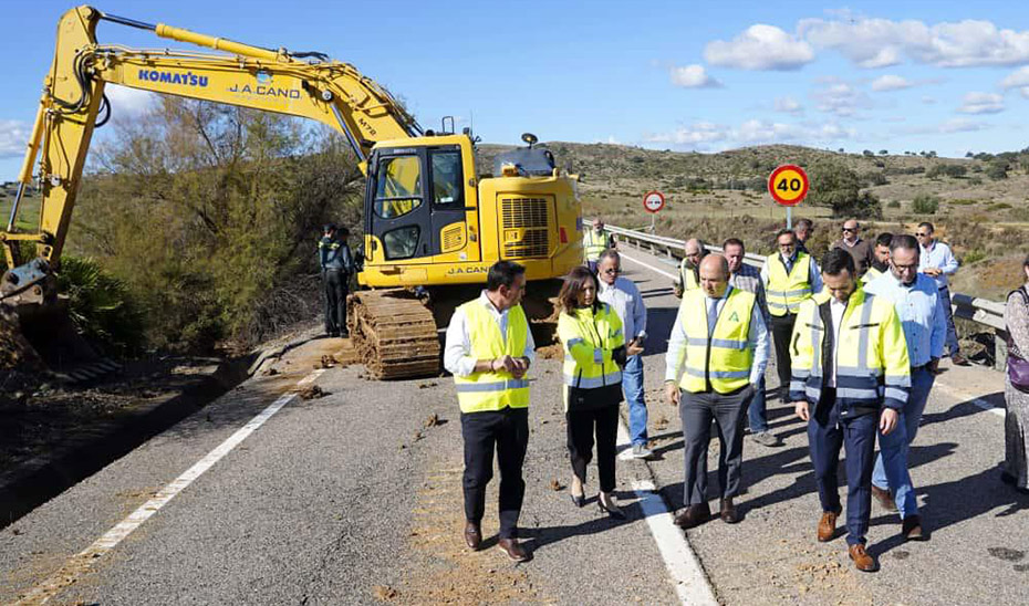 La Junta ya trabaja con maquinaria para reconstruir la carretera de El Castillo de las Guardas dañada por la borrasca