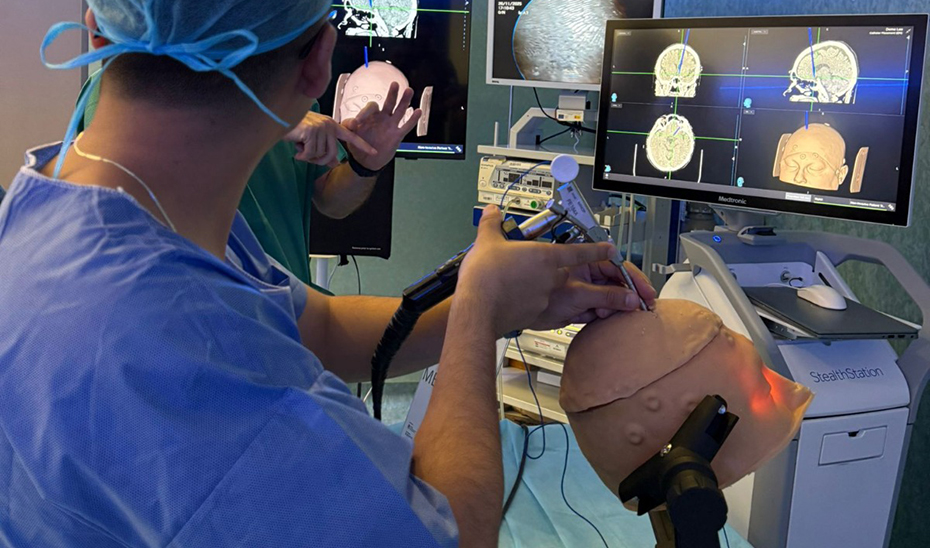Sanidad forma con simulación a especialistas en Neurocirugía en un curso pionero en España