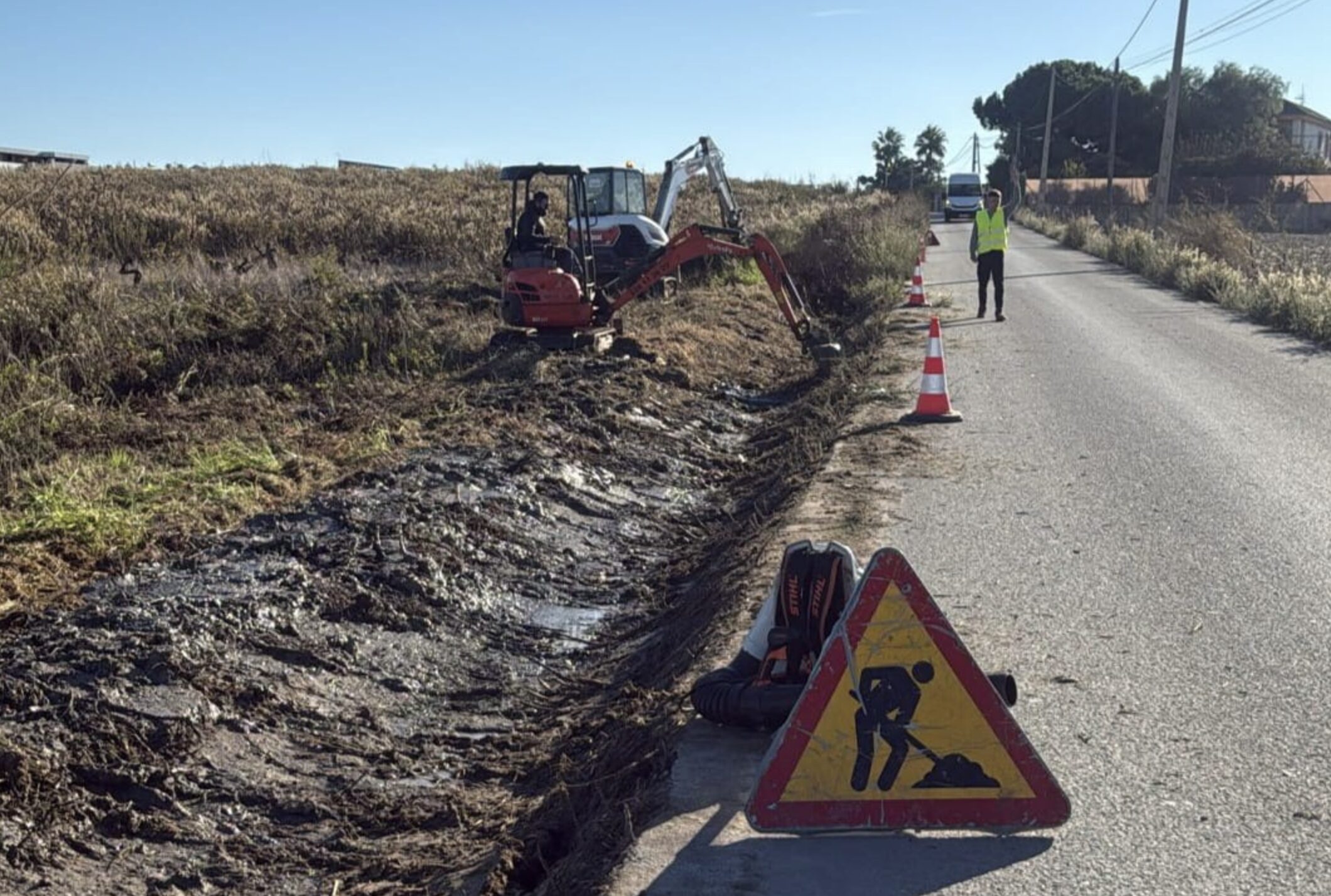 Emulisan limpia las gavias del Camino Reventón Chico como medida preventiva ante las lluvias