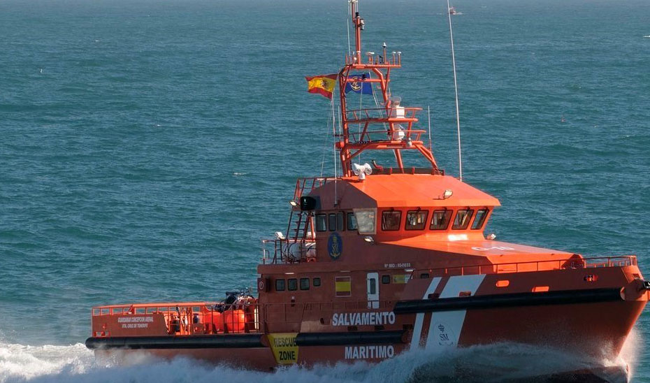 Rescatan a un pescador tras hundirse su barco en Roquetas de Mar (Almería)