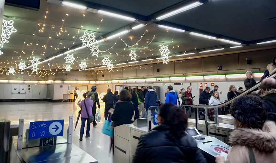 El espíritu navideño viaja en Metro