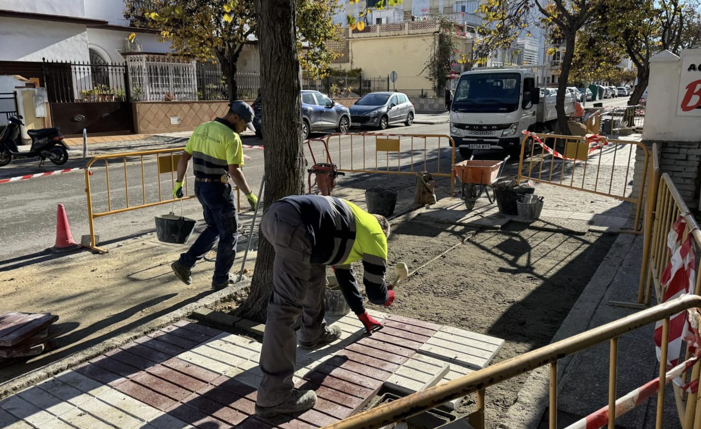 En marcha las obras de mejora del acerado en la avenida del Cerro Falón