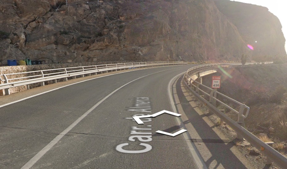 Muere un hombre en un accidente entre una moto y un turismo en Almería