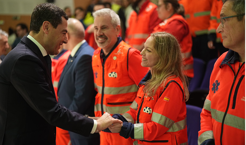 Moreno, a los sanitarios del accidente de Adamuz: «Sois el orgullo de toda Andalucía»