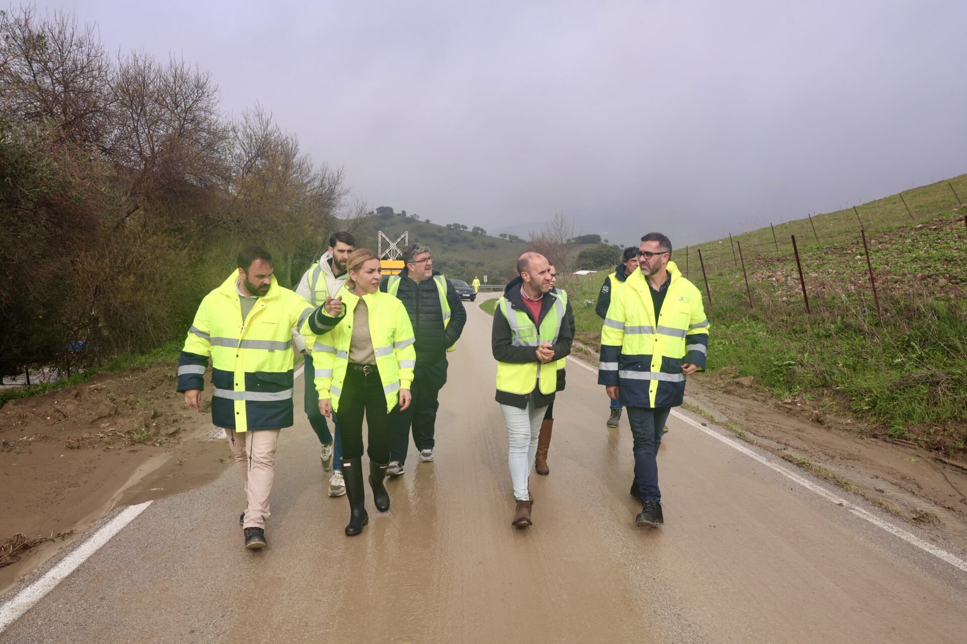 La presidenta de Diputación supervisa los trabajos de reparación en carreteras de la red provincial en la Sierra de Cádiz