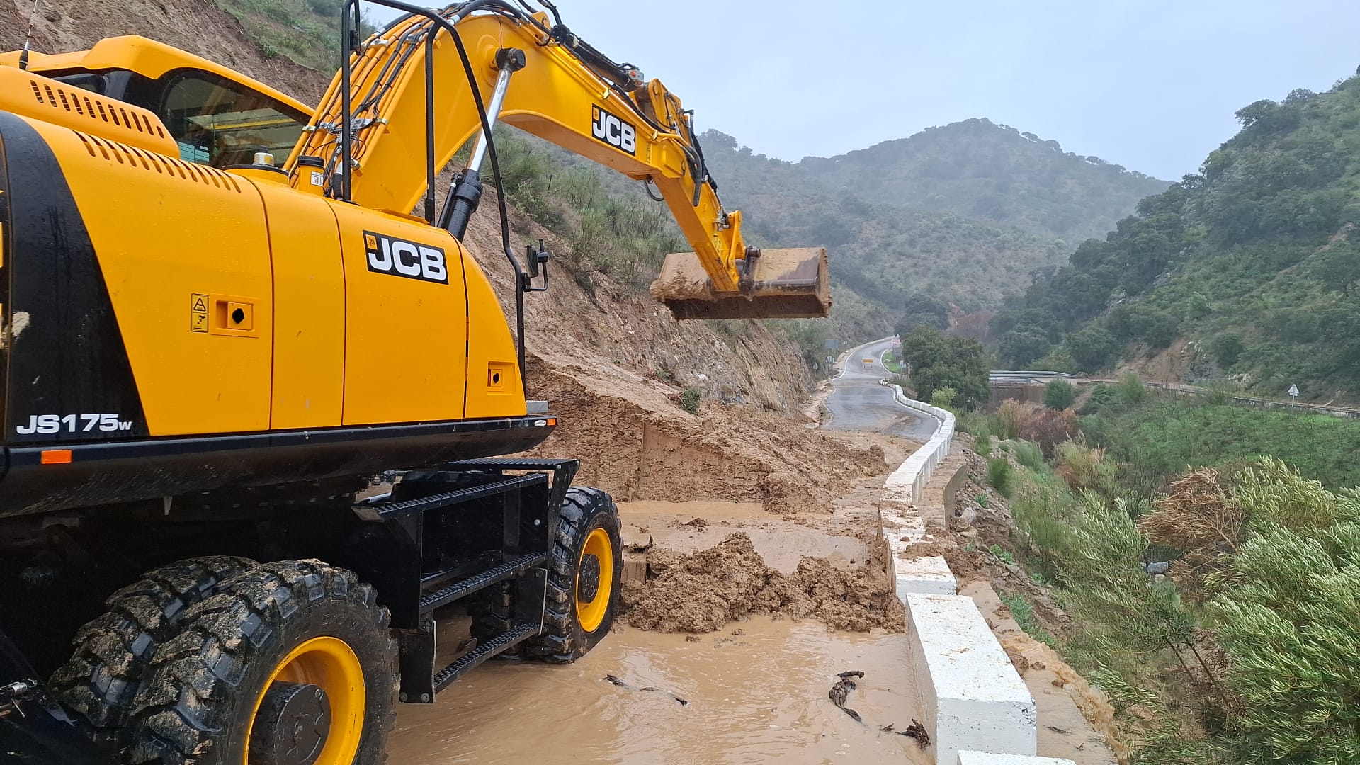 Incorporados nuevos efectivos y maquinaria al arreglo de las carreteras de la red provincial