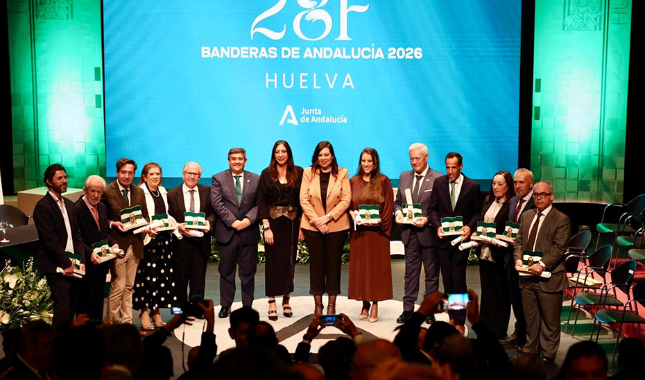 Loles López ensalza a «los onubenses de bandera» por hacer de «Huelva y Andalucía una tierra emprendedora, trabajadora, moderna y solidaria»