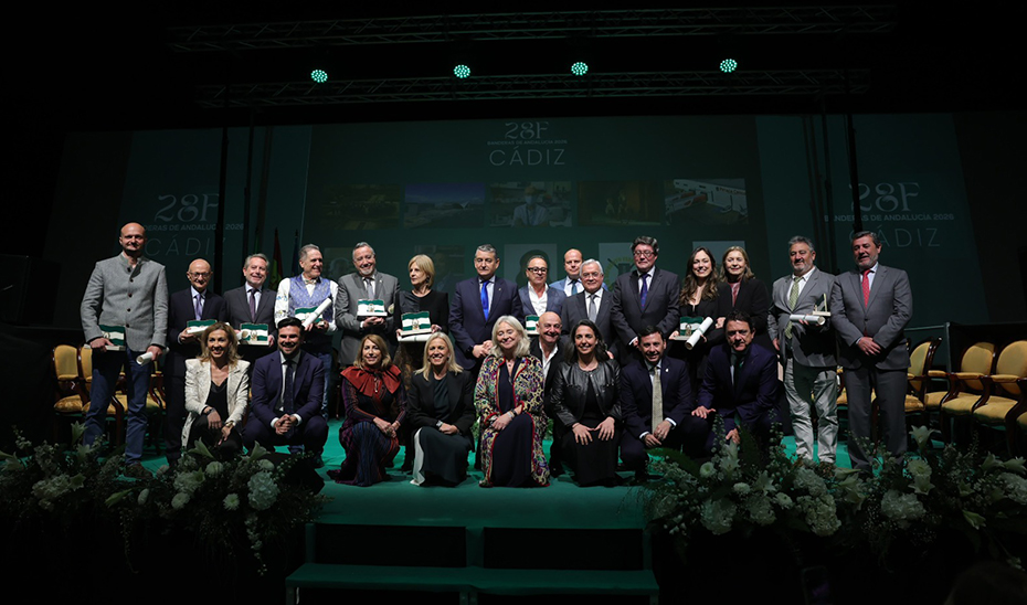 La Junta entrega las Banderas de Andalucía en Cádiz en reconocimiento al talento y liderazgo