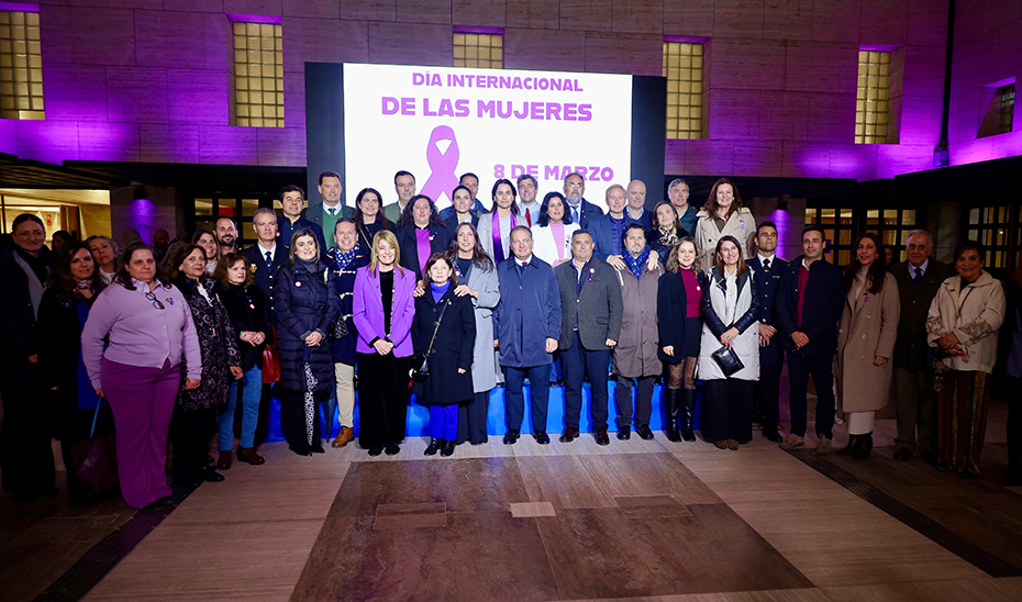 Las administraciones se unen en Huelva con motivo del 8M y se comprometen a ondear la bandera de la igualdad los 365 días