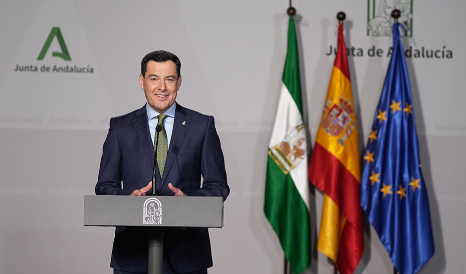 Moreno firma el decreto de disolución del Parlamento y convoca elecciones autonómicas el 17 de mayo