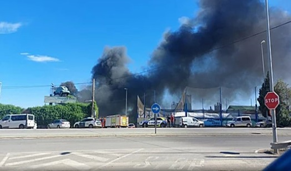 Extinguido el incendio de un desguace en Bailén con medio centenar de vehículos afectados