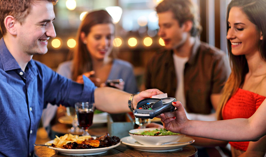 Consumo aclara si es legal que un restaurante cobre por reserva o por anularla