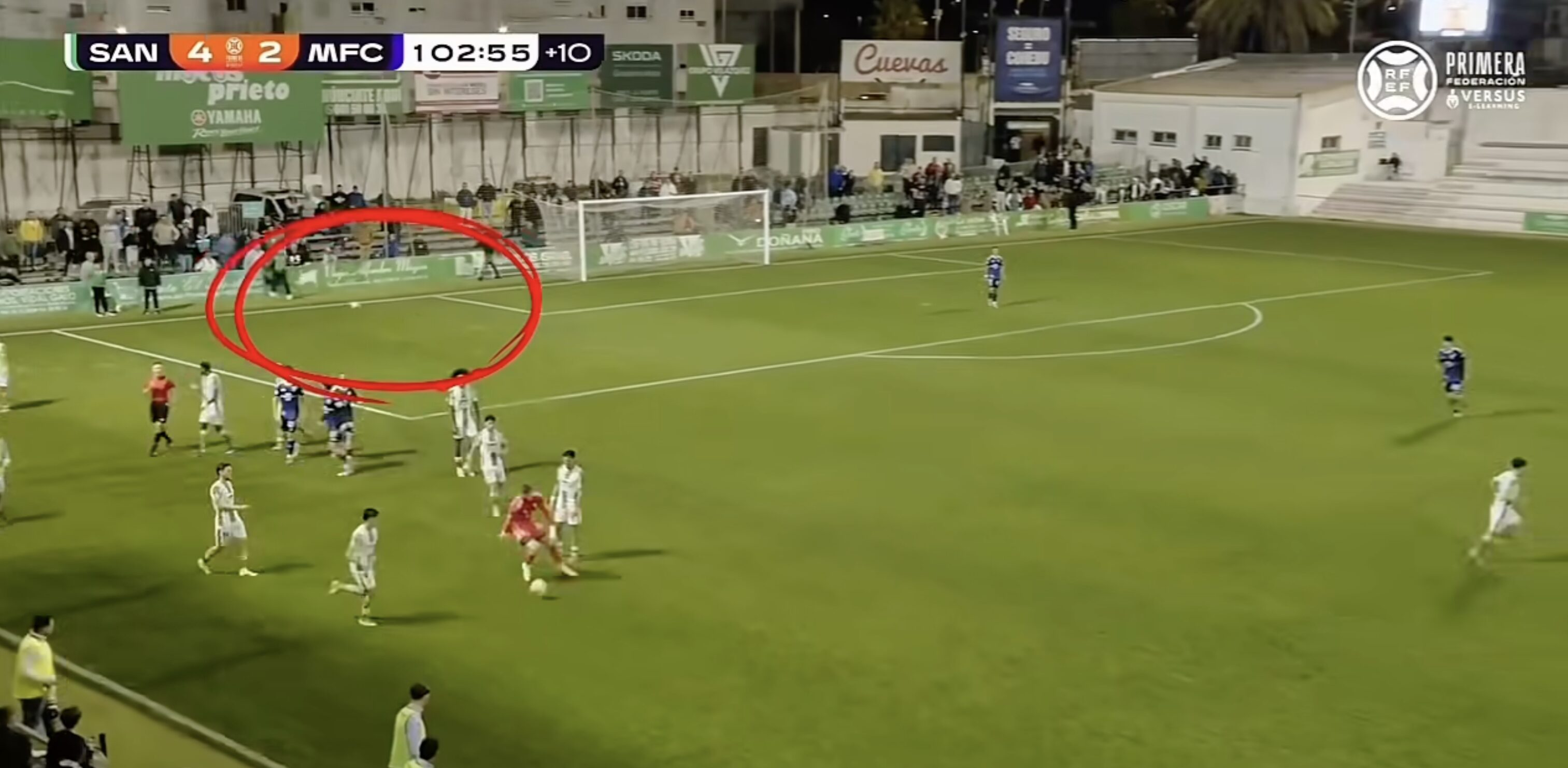 La RFEF sanciona al Atlético Sanluqueño por el lanzamiento de un balón al campo en el minuto 90+12 ante el Marbella
