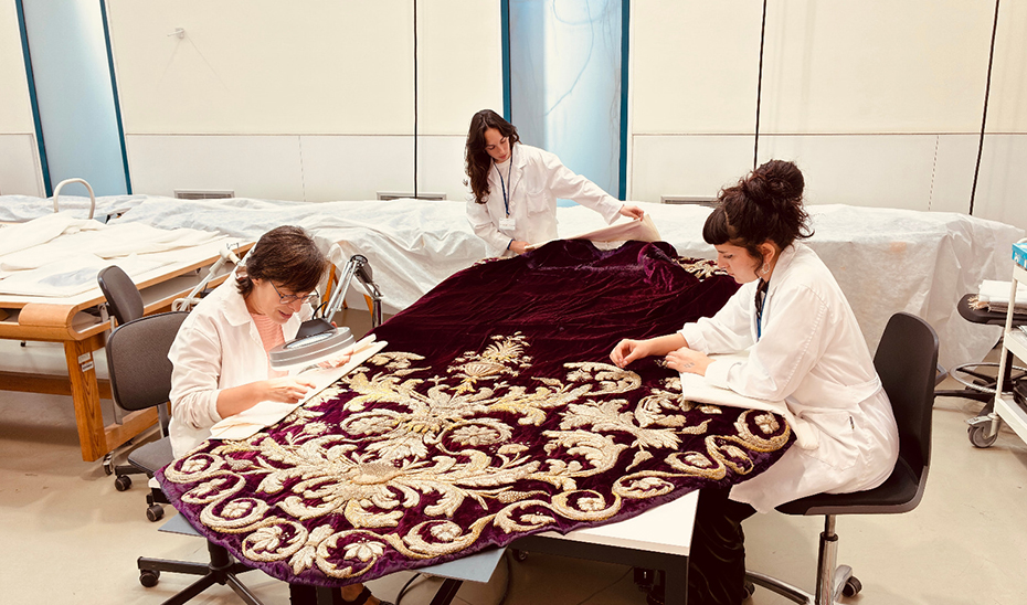 La ‘Túnica Rica’ de Jesús Nazareno de Priego de Córdoba recupera su esplendor tras su restauración