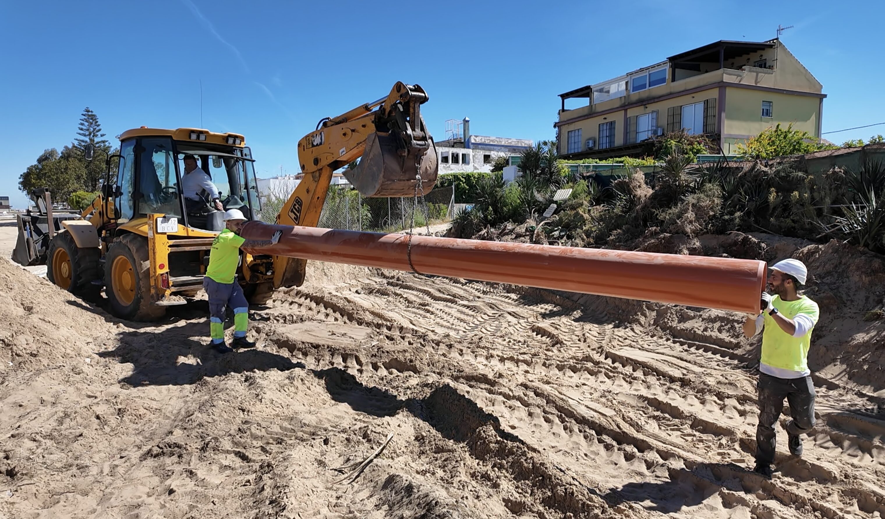 Aqualia repara una rotura en la red de saneamiento entre Bonanza y el Baluarte de San Salvador