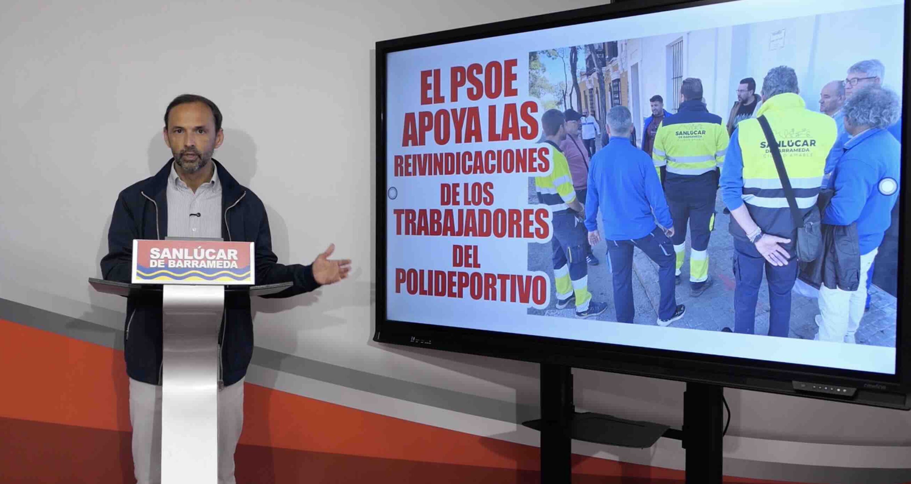 El PSOE respalda las protestas de la plantilla del polideportivo ante el Ayuntamiento