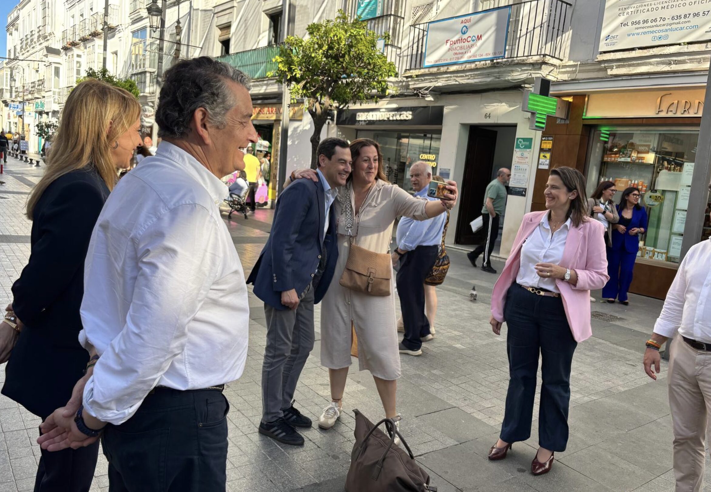 Juanma Moreno pide desde Sanlúcar el apoyo al PP para “no dar pasos atrás” en Andalucía