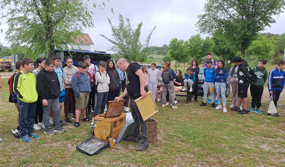 Alumnos de Secundaria asisten a una jornada sobre apicultura y cambio climático en Cardeña y Montoro