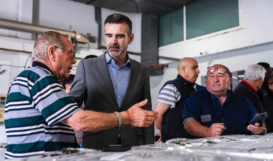 Un encuentro entre la Junta y el sector pesquero analiza en Almería demandas de ayuda y mejora en lonjas
